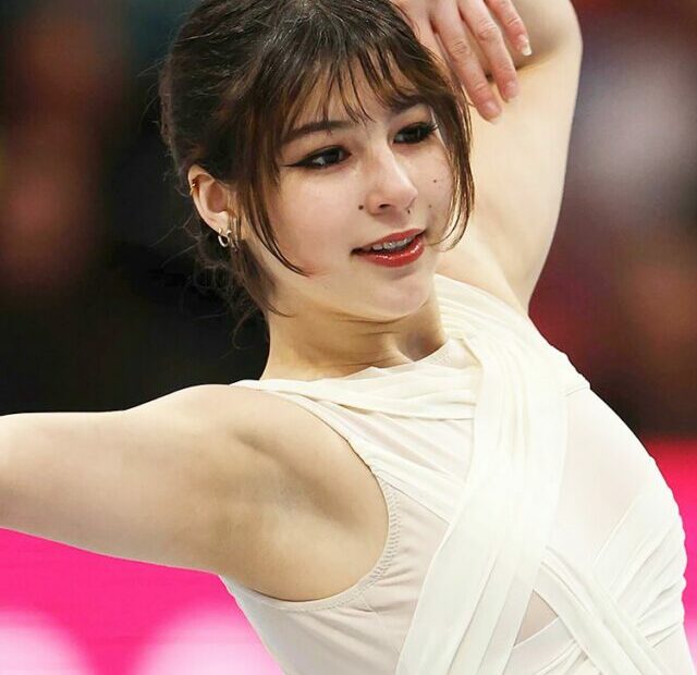 Women's skating favorites falter as Liu leads in worlds.