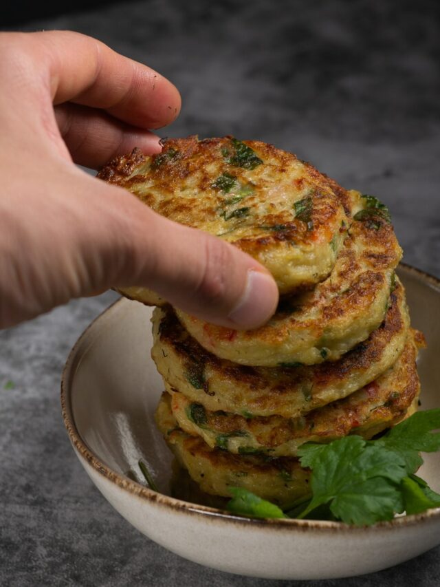 Flourless zucchini pancakes are crispy, nutritious, and delicious!