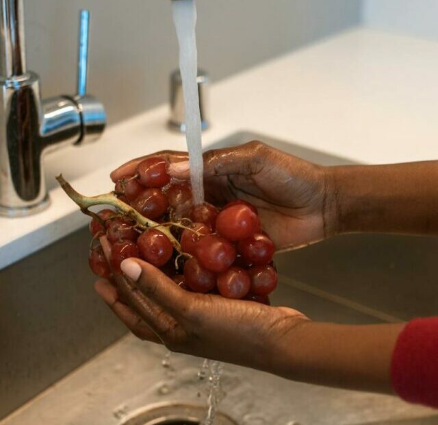 How to wash grapes